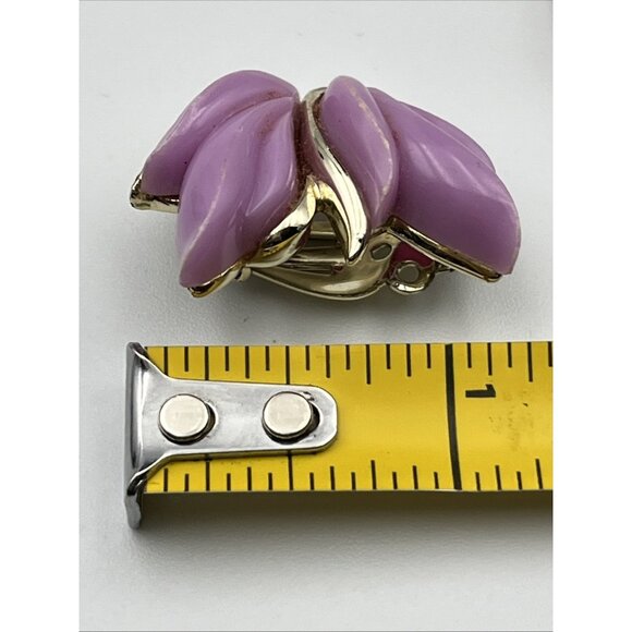 KRAMER Signed Clip On Vintage Earrings Purple Lilac THERMOSET FLORAL Gold Tone - Picture 4 of 4